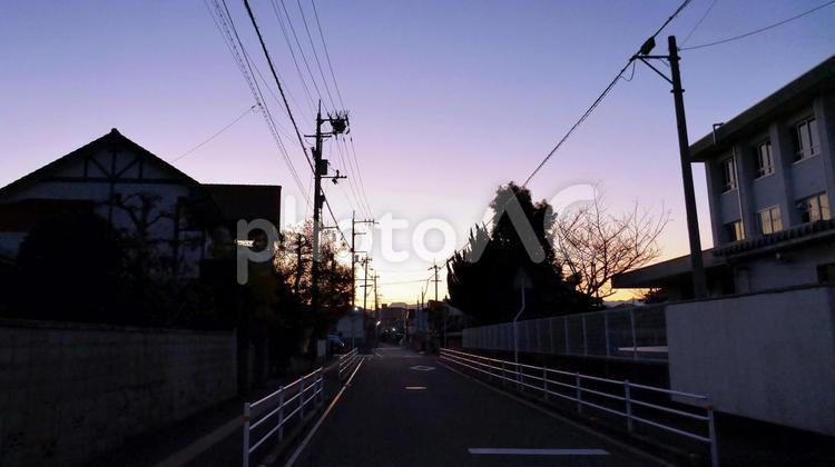 夜明け前の薄明りの中の街 朝,朝焼け,早朝の写真素材