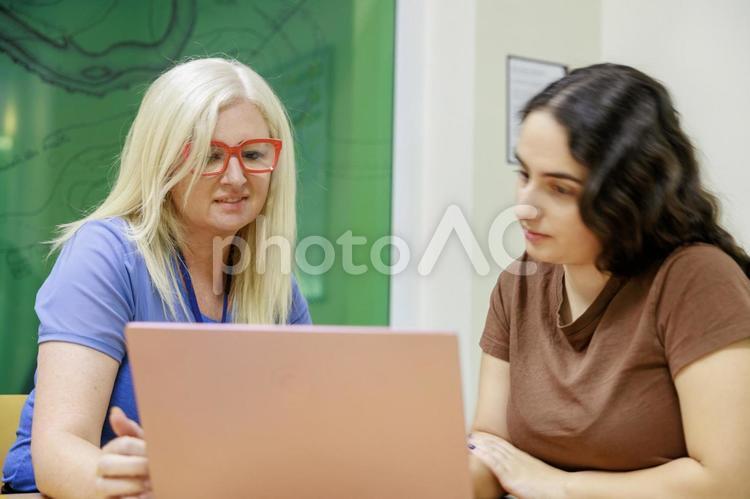 先生と一緒に勉強をする女の子	 勉強,家庭教師,学校の写真素材