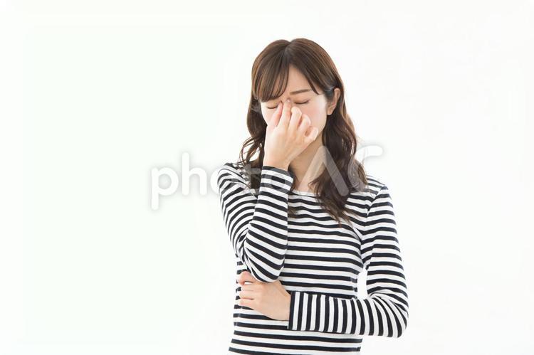 若い女性　ネガティブ　鼻炎　眼精疲労 女性,眼精疲労,花粉症の写真素材