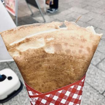 赤い巻紙のクレープ クレープ,焼きたて,スイーツの写真素材
