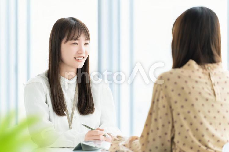 ミーティングをする2人のビジネスウーマン 女性,ビジネス,ミーティングの写真素材