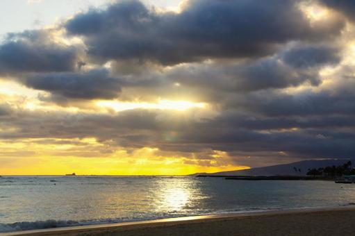 夕暮れのワイキキビーチ風景1(ハワイ) 夕暮れのワイキキビーチ風景1(ハワイ)の写真
