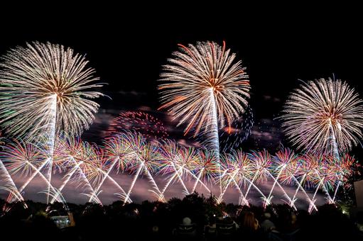 人々を魅了する大花火大会 人々を魅了する大花火大会 山形,花火大会,花火の写真素材