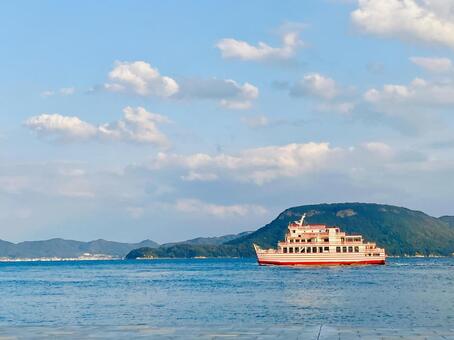 海とフェリー(香川県高松市) 風景,景色,自然の写真素材