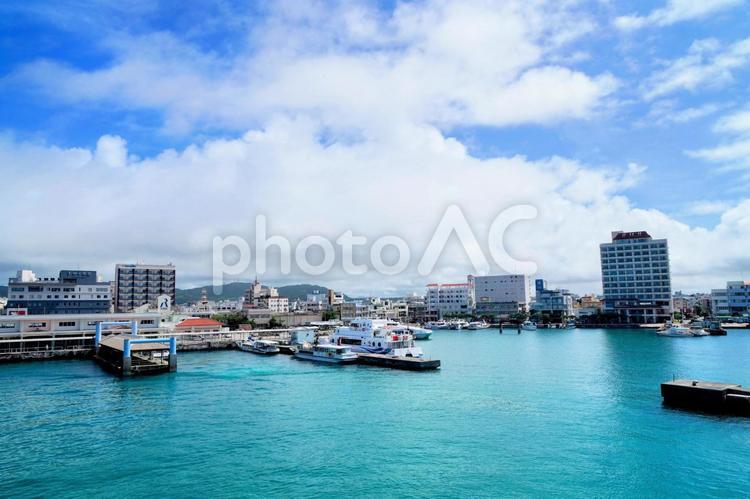 沖縄・石垣港と町並み 石垣島,港湾,船の写真素材
