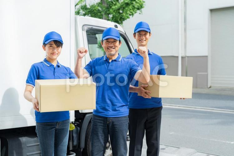 運送会社のスタッフ トラック,ドライバー,笑顔の写真素材