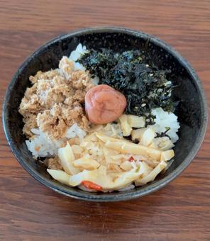 さばフレークとジャバンのりとメンマ梅干し さばフレークとジャバンのりとメンマ梅干しの写真