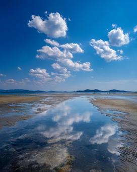 空と海の境界が曖昧になる美しい水面の風景 空と海の境界が曖昧になる美しい水面の風景の写真