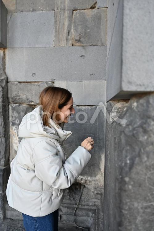古代遺跡と美しい欧米人女性のポートレート 欧米人,美女,デートの写真素材