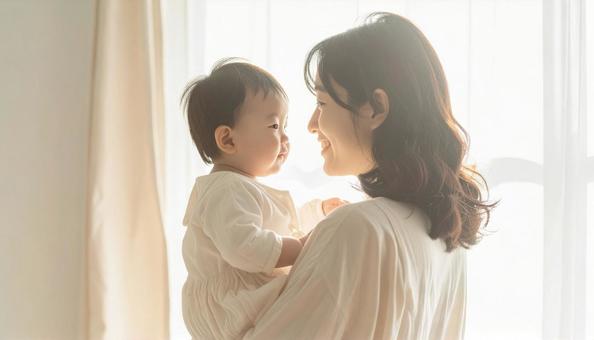 見つめ合う母親と赤ちゃん 見つめ合う母親と赤ちゃんの写真