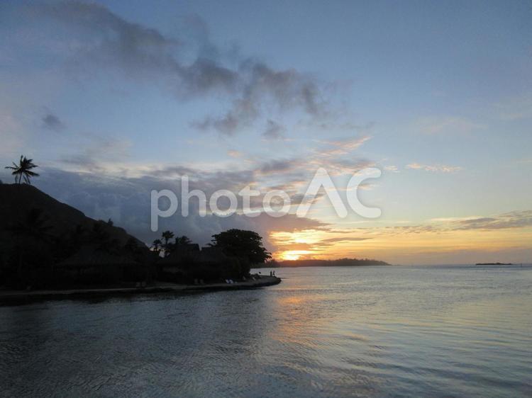 タヒチ　モーレア島　夕日 タヒチ,モーレア島,水上コテージの写真素材