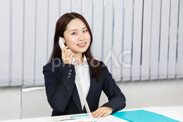 スーツ姿の電話を受けるアジア人女性03 女性,ビジネス,電話の写真素材