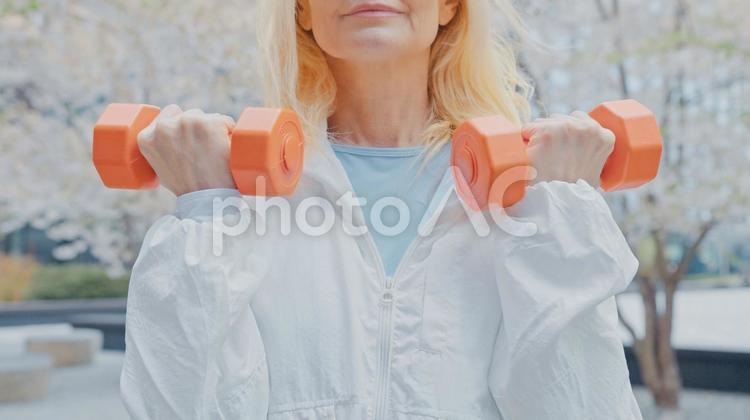 筋トレするシニア女性のシニア女性の鼻から下 鼻から下,女性,人物の写真素材