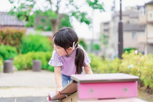 公園で遊ぶ小さな女の子 公園で遊ぶ小さな女の子の写真