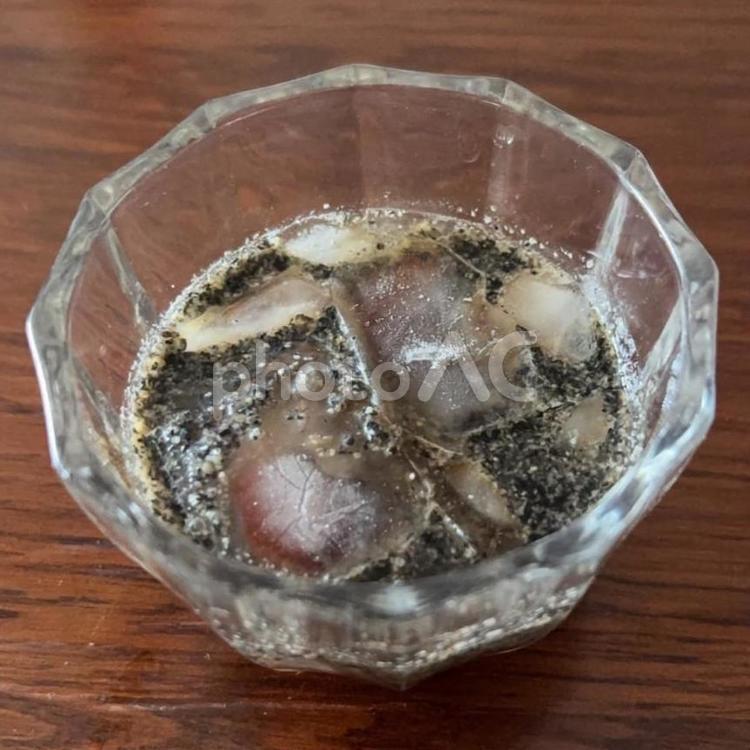 本つゆに甜麺醤と黒すり胡麻のつけだれに氷 つけだれ,ソーメンつけダレ,本つゆの写真素材