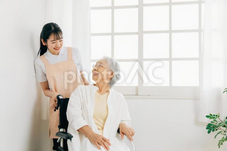 介護士と高齢者女性 介護,車椅子,高齢者の写真素材