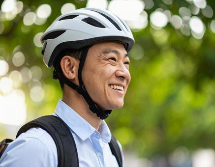 自転車用ヘルメットをかぶる男性 自転車用ヘルメットをかぶる男性の写真