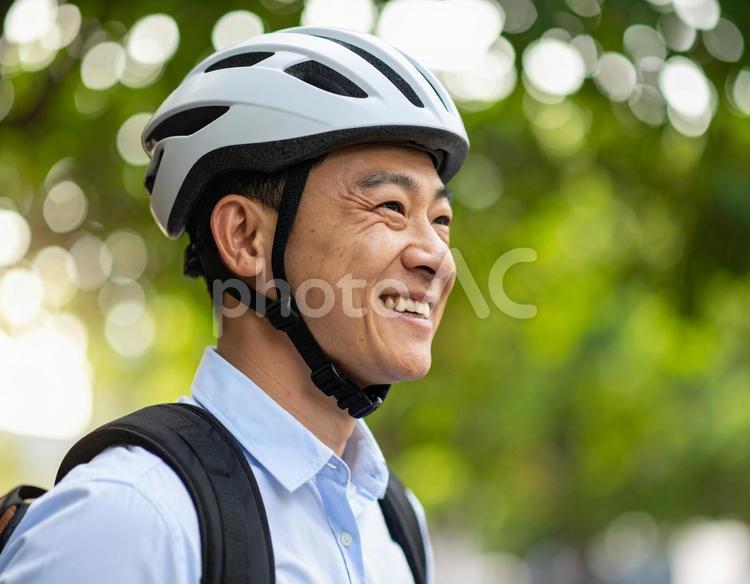 自転車用ヘルメットをかぶる男性 ヘルメット,サイクリング,サイクルライフの写真素材