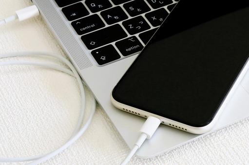 パソコンに繋がれたスマホ 同期 転送 パソコンに繋がれたスマホ 同期 転送 ビジネスイメージ,バックアップ,同期の写真素材