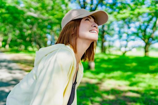 散歩中に空を見上げる女性 散歩中に空を見上げる女性 散歩,歩く,見上げるの写真素材