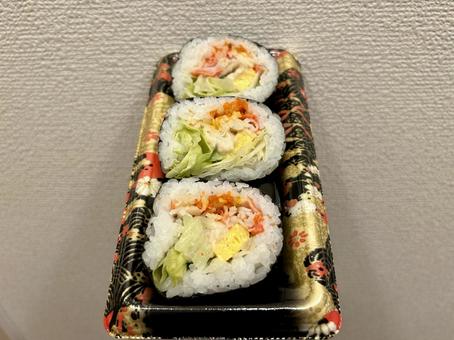 東京、スーパーのパックのサラダ太巻き 東京、スーパーのパックのサラダ太巻き 日本,日本食,寿司の写真素材