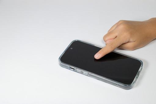 スマートフォンを操作する手と白背景 スマートフォンを操作する手と白背景 スマートフォン,スマホ,操作の写真素材