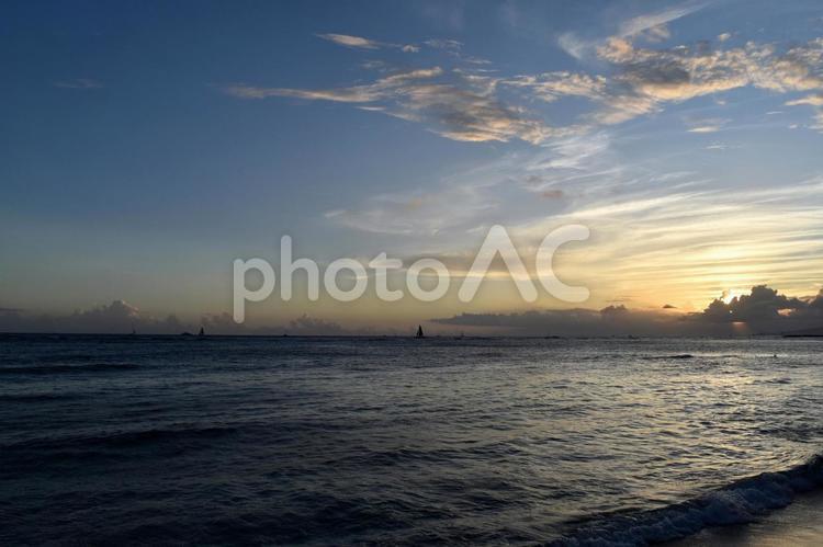 静かに波打つハワイのビーチ　夕景 ワイキキ,ハワイ,サンセットの写真素材
