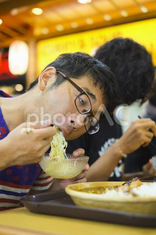 料理を食べるエガちゃん 男性,日本人,人物の写真素材