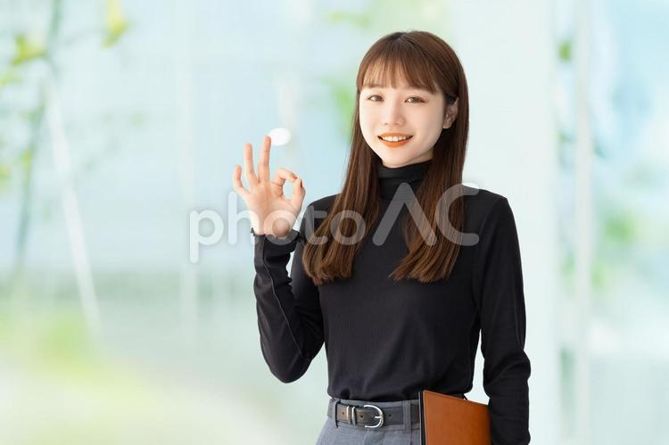 OKポーズをする女性・ビジネスウーマン 女性,ok,笑顔の写真素材