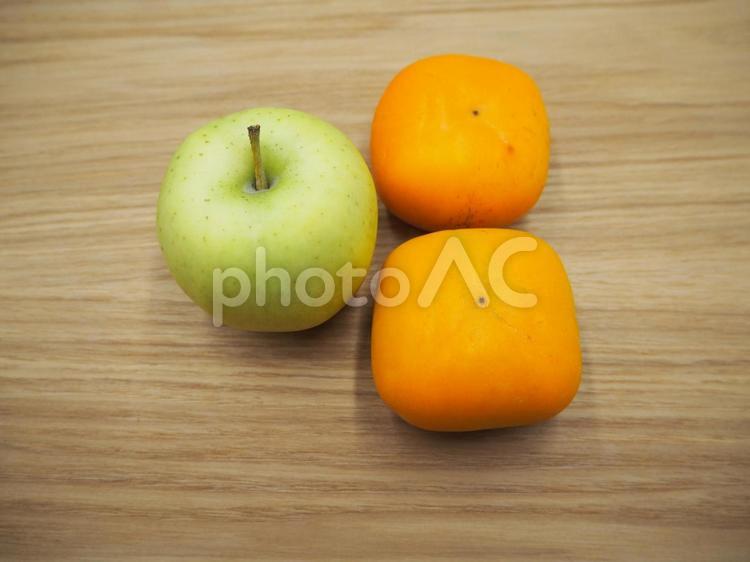 秋の味覚・林檎（とき）＆柿 林檎,柿,青リンゴの写真素材