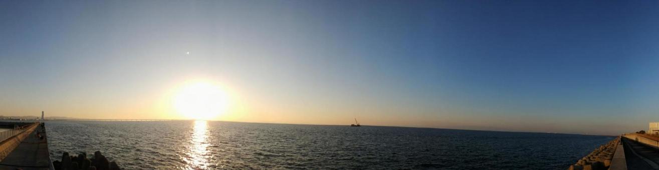 臨空に沈む夕陽　の写真