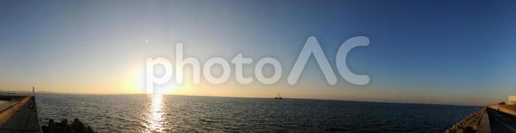 臨空に沈む夕陽　 日暮れ,水域,太陽の写真素材