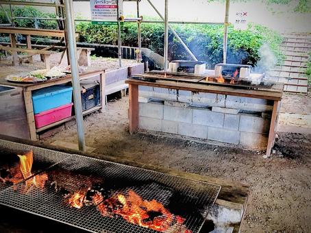 楽しいバーベキューの下準備 バーベキュー,炭火焼き,焚き火の写真素材