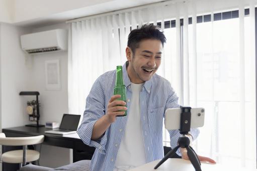 リモート飲み リモート飲み ビジネスマン,男性,リモート飲みの写真素材