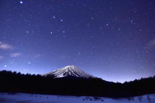 冬の星座と雪を被った富士山 冬の星座と雪を被った富士山 冬の星空,冬の星座,雪富士の写真素材