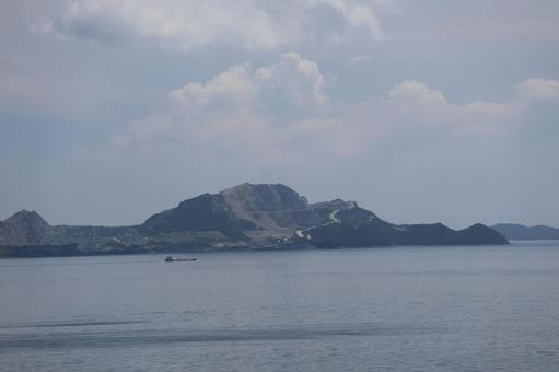 雲の多い青空と島と船と海の風景 雲の多い青空と島と船と海の風景 雲,多い,青空の写真素材