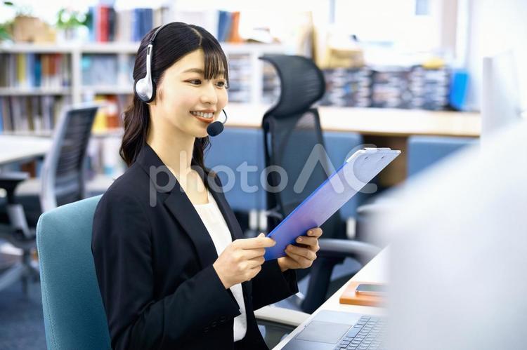 案内するオペレーター　オフィス　女性 オペレーター,コールセンター,カスタマーセンターの写真素材