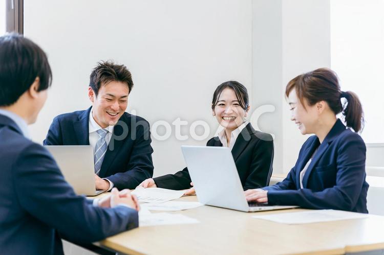 会議・打ち合わせ・ミーティングする男女 会議,商談,意見の写真素材