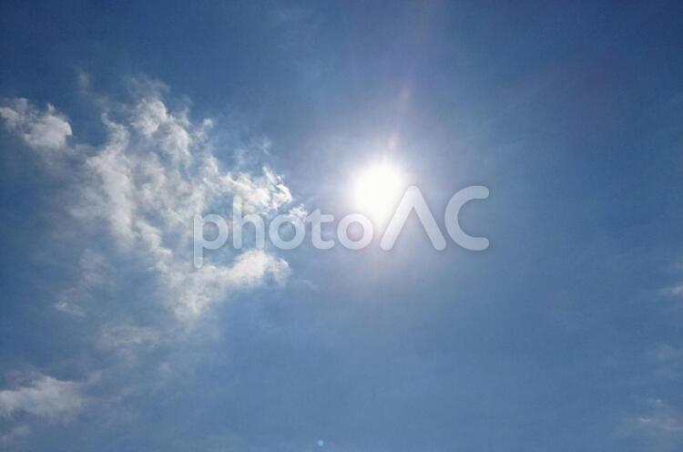 高尾山の空と雲と太陽　コピースペース 空,雲,太陽の写真素材