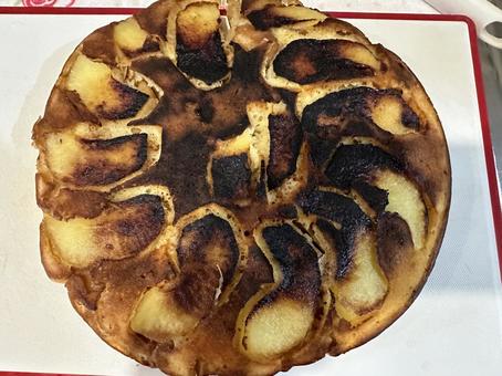 焦げたケーキ 焦げたケーキ りんごケーキ,焦げたケーキ,料理失敗の写真素材