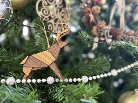 クリスマスツリーの飾りつけ クリスマス,xmas,ツリーの写真素材