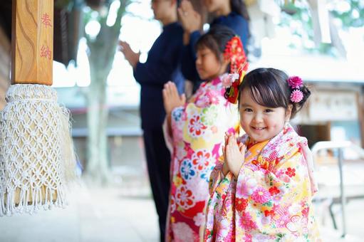 神社で手を合わせて祈る着物姿の子どもたち 神社で手を合わせて祈る着物姿の子どもたち 七五三,お参り,七五三参りの写真素材