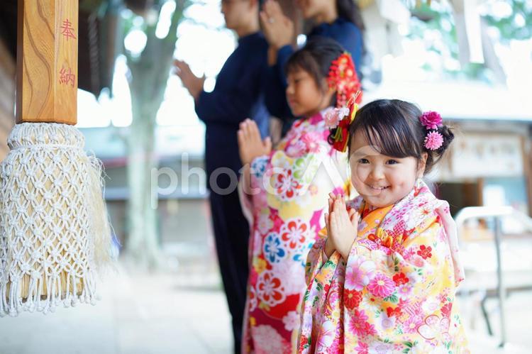 神社で手を合わせて祈る着物姿の子どもたち 七五三,お参り,七五三参りの写真素材
