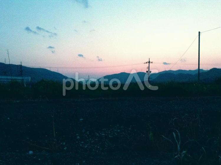 夕暮れ 夕方,夕暮れ,散歩の写真素材
