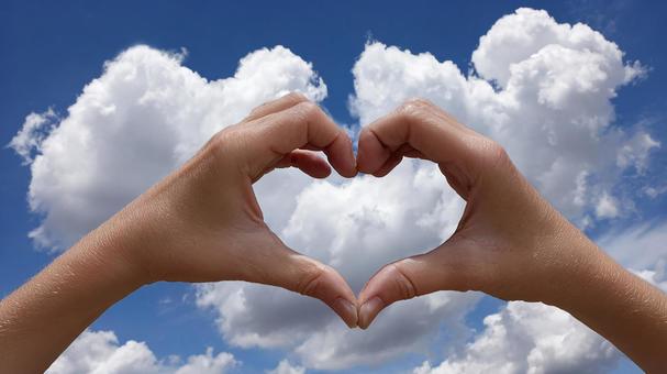 空に描く愛のハートサイン 空に描く愛のハートサインの写真