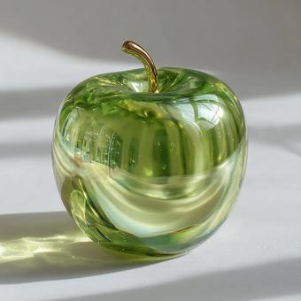 滑らかな質感のガラスリンゴ 滑らかな質感のガラスリンゴの写真