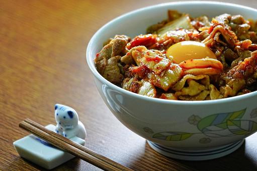 黄身のせ豚キムチ丼 黄身のせ豚キムチ丼の写真