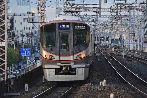 電車　３２３系　大阪環状線 乗合,旅客,のりものの写真素材