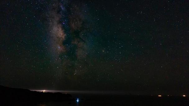 灯火が導く銀河の浜辺 灯火が導く銀河の浜辺の写真