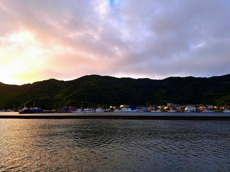 夕方 遠目に港町 夕方 遠目に港町の写真